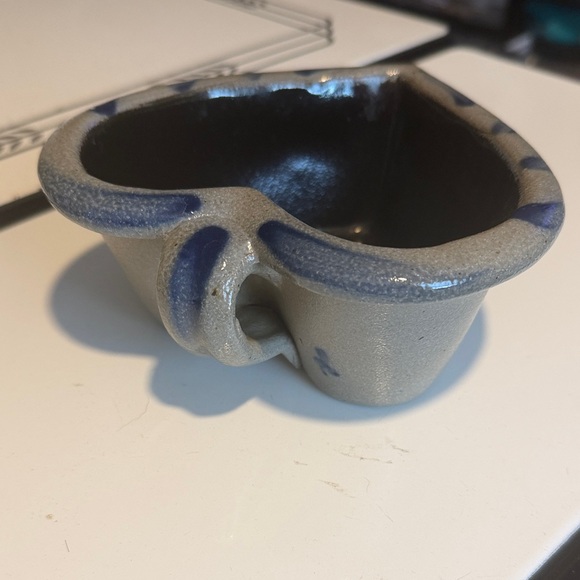 Rowe Pottery Works Heart-Shaped Handled Crock - Picture 2 of 4